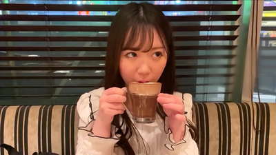 He hoaaloha ʻo ia no ka hui hoʻokahi ma ke kulanui. A ʻo ia ke kaikamahine uʻi loa o ka hui. He lewa lewa Kepani kēia.